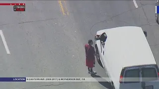 Police officers pursue pursuit suspect in downtown Los Angeles