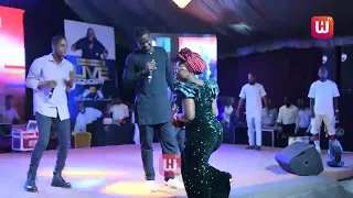 Adeyinka Alaseyori sprays Bidemi Olaoba and band lots of cash at Moses Harmony concert