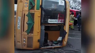 Школьный автобус с детьми перевернулся в Приморье