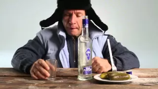 Как надо пить водку. Пародия на русских...