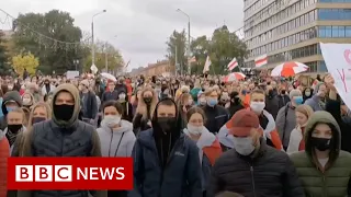 Police attack anti-Lukashenko protesters with stun grenades in Belarus - BBC News