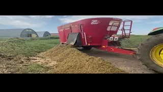 Смеситель   кормораздатчик выгрузил 3 тонны измельченного корма КРС за 1 минуту в Тульской области