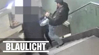 Männer treten Frau die Treppe runter - U-Bahn in Berlin ( нападения на женщину )