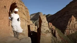 El sacerdote que escala un precipicio a diario para llegar a un templo milenario