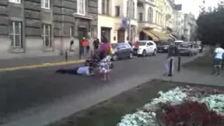 Автомобиль перехал лежачего протестующего у прокуратуры во Львове