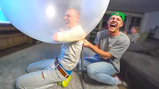 SAMEN MET MIJN BROER IN EEN MEGA BALLON!! 😂😂 #2439