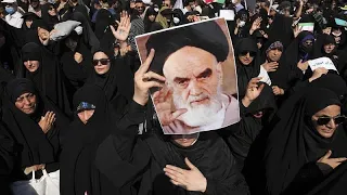 Frauenrechte: Iranische Regierung mobilisiert ihre Unterstützer