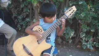 Video viral Niño de 4 años toca guitarra el condor pasa