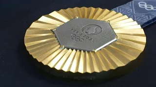 Medalhas olímpicas de Paris-2024 terão pedaços da Torre Eiffel | AFP