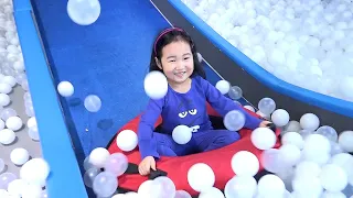 Boram et Papa s'amusent à l’espace de jeux pour enfants