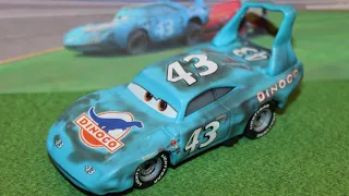 Mattel Disney Cars Crash Damaged The King Dinoco #43 Piston Cup Racer (2022 Thailand Variant)