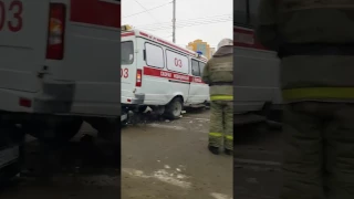 Авария на красном пути в Омске возле метромоста, с участием скорой помощи.