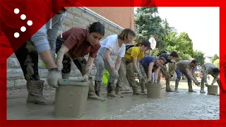 Catena umana per la rimozione del fango dopo l'alluvione: tanti giovani al lavoro a Forlì