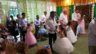 Танец с папами на выпускном, в садике