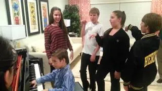 7 years old pianist do Broadway Madly