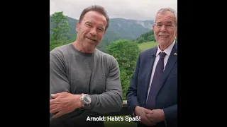 Bundespräsident Alexander Van der Bellen und Arnold Schwarzenegger wünschen schöne Sommerferien