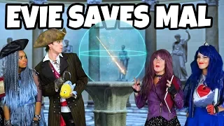 DESCENDANTS EVIE SAVES MAL FROM UMA. (Totally TV)