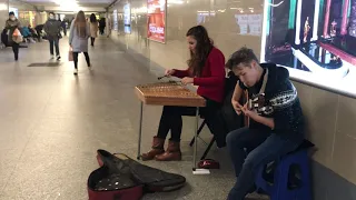 Минск. Уручье. Метро. Уличные музыканты. Цимбалы, гитара // Belarus street musicians in metro