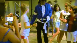 MICHAEL JACKSON IMPERSONTOR DANCES WITH CHILDREN AT BIRTHDAY PARTY