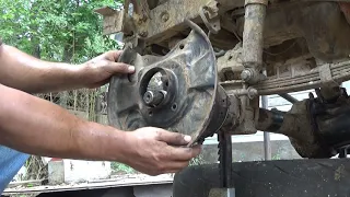 Suzuki Samurai: front axle rebuild, installing the spindles