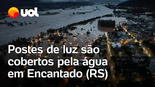 Rio Grande do Sul: Postes de luz ficam acesos embaixo d’água durante inundação em Encantado; vídeo