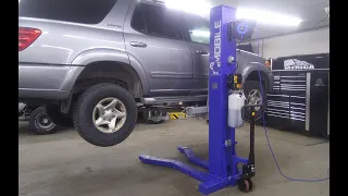 Ideal single post car lift in action