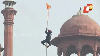 Farmers Put Nishan Sahib Flag At Red Fort