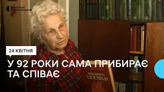 У Хмельницькому напередодні Великодня волонтери прибирають оселі пенсіонерів