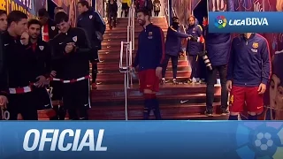 Jugadores del FC Barcelona y del Athletic Club en el túnel de vestuarios