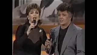 ANGÉLICA MARÍA Y ALBERTO VÁZQUEZ CANTAN  "QUE TE HA DADO ESA MUJER" Y PLATICAN ANÉCDOTAS.