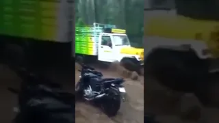 Natural hazard! Devastating flood sweeps away cars in Yercaud, Tamil Nadu, India 09