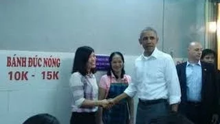 Barack Obama had dinner with BÚN CHẢ in Hanoi, Vietnam.