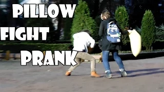 ПРАНК "БОЙ С НЕЗНАКОМЦЕМ" |PILLOW FIGHT PRANK| MASHA PLAY |