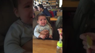 Baby eating lemon for the first time ( Ребенок ест лимон )