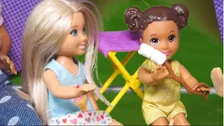 Rodzinka Barbie - Na biwaku pod namiotem. Bajka dla dzieci po polsku. The Sims 4 Odc. 87