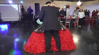 Sorpresa A Quinceañera, su padre llega desde México el día de la fiesta.