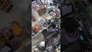 Right place, right time: Cop accidentally walks in during robbery