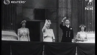 The Royal Family on the balcony of Buckingham Palace (1945)