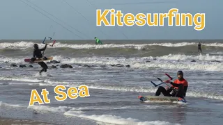 Kitesurfing at Sea,  at wind force 6 Scheveningen Beach, Storm 海上风筝冲浪