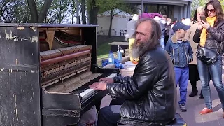 When homeless man start play street piano, really touching perfomance
