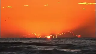 Необыкновенный восход солнца над морем. Звуки моря.