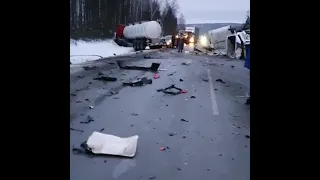 На трассе М-5 столкнулись два бензовоза, фура и две легковушки | 74.RU