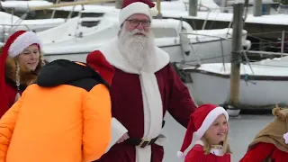 Julemanden spreder juleglæde på Roskilde Havn søndag den 3  december 2023