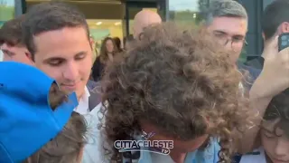 I tifosi salutano Guendouzi al termine delle visite mediche