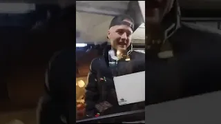 SALE SULL'AUTOBUS E SE LA PRENDE CON L'AUTISTA, MA GUARDATE CHE SUCCEDE!!