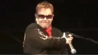 Elton John Has a Tantrum & Walks Off The Stage