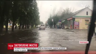 Потужна злива накрила місто Сарни на Рівненщині