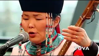 Amazing female throat singing