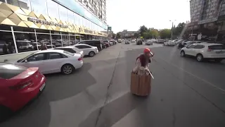 Настоящая баба-яга летает по улицам. Угадай город