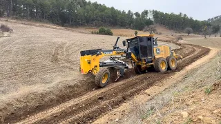 How Does the John Deere 670 GP Grader Repair Mountain Roads? #motorgrader #johndeere